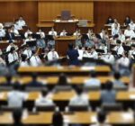 市議会一般質問の最終日 尼崎双星高校吹奏楽部の演奏